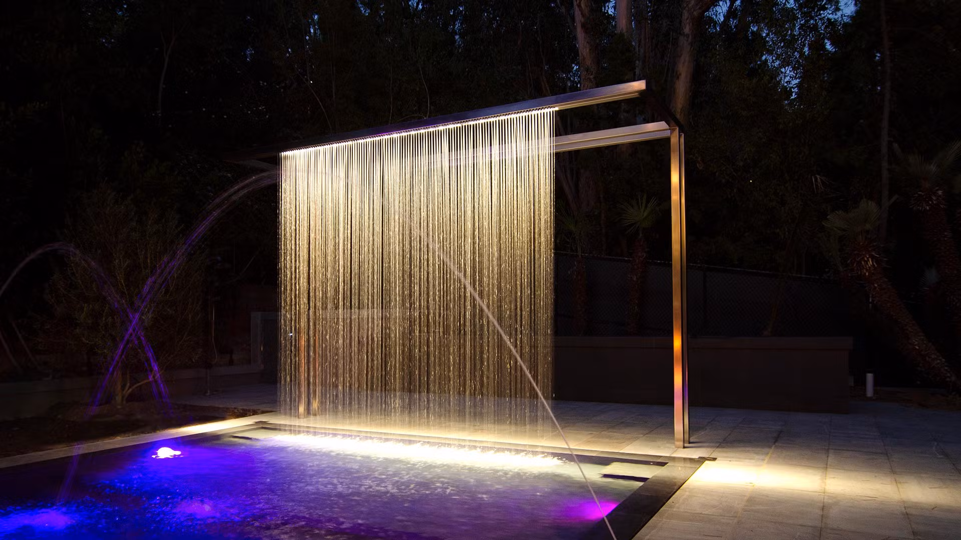 تصميم شلالات زجاجية بإضاءة LED