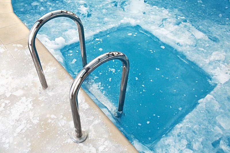 حماية مسابح الهواء الطلق خلال الطقس البارد